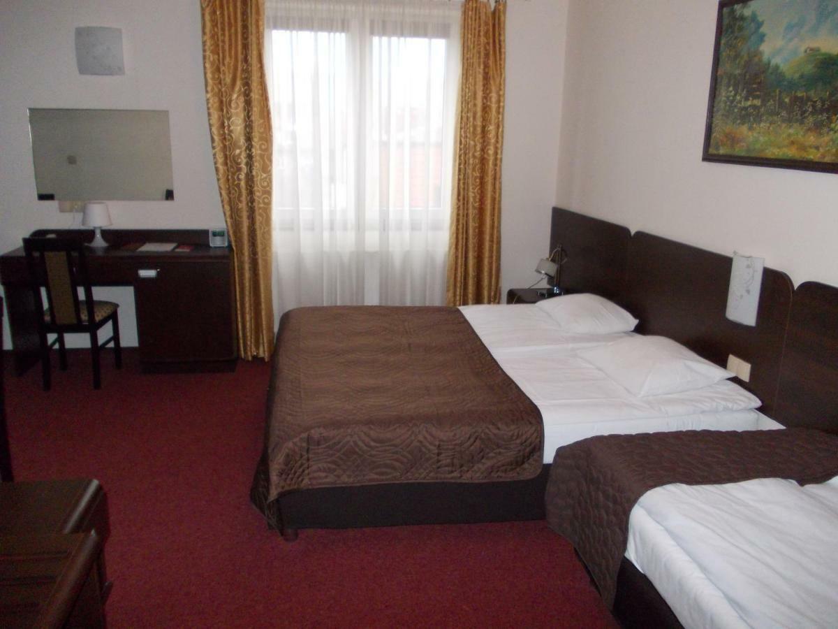 Hotel Pinocy Ledziny Экстерьер фото