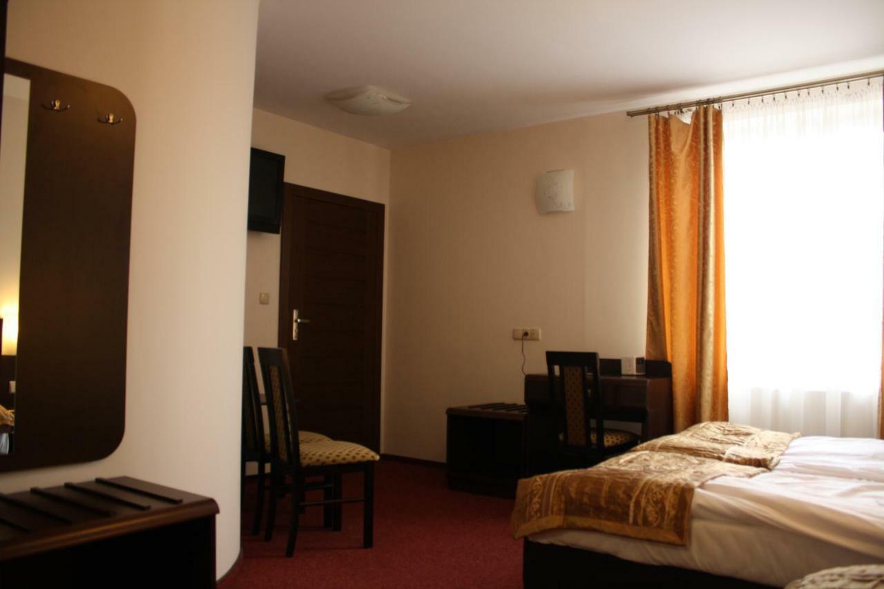 Hotel Pinocy Ledziny Экстерьер фото