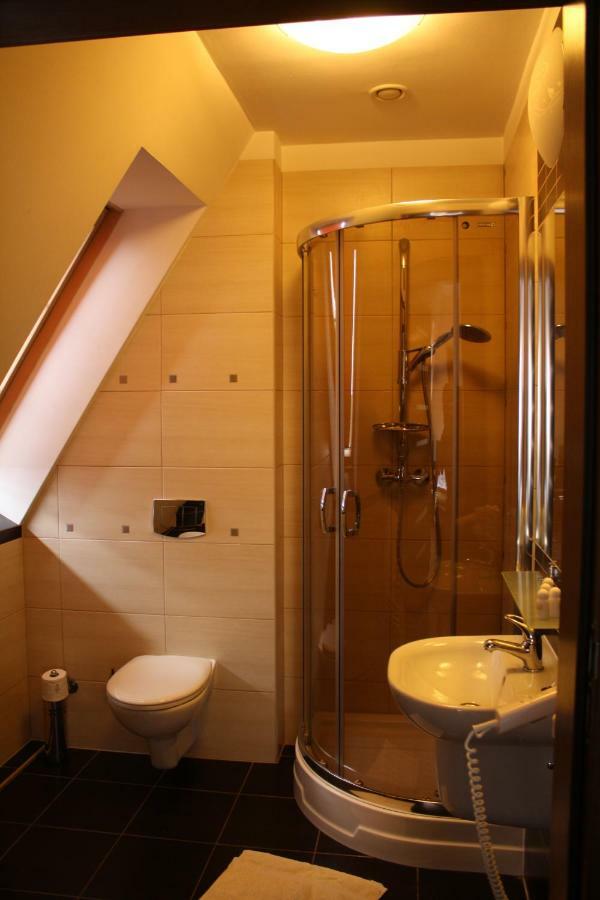Hotel Pinocy Ledziny Экстерьер фото
