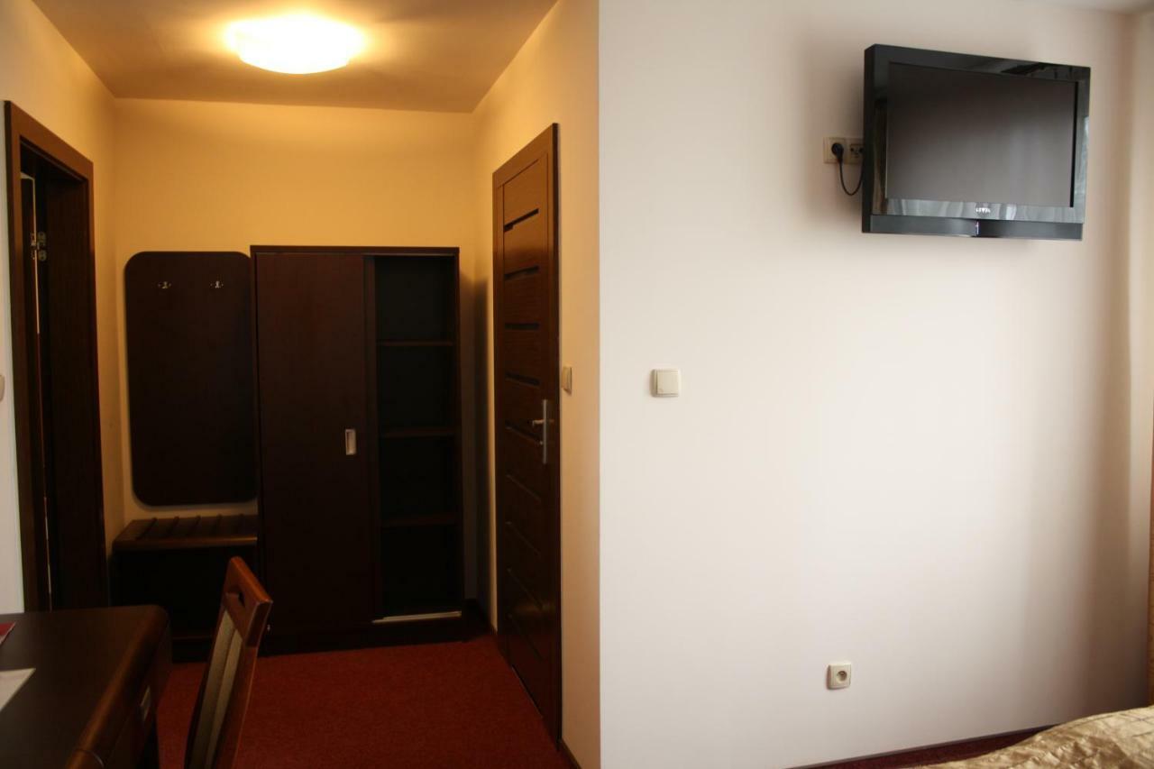 Hotel Pinocy Ledziny Экстерьер фото