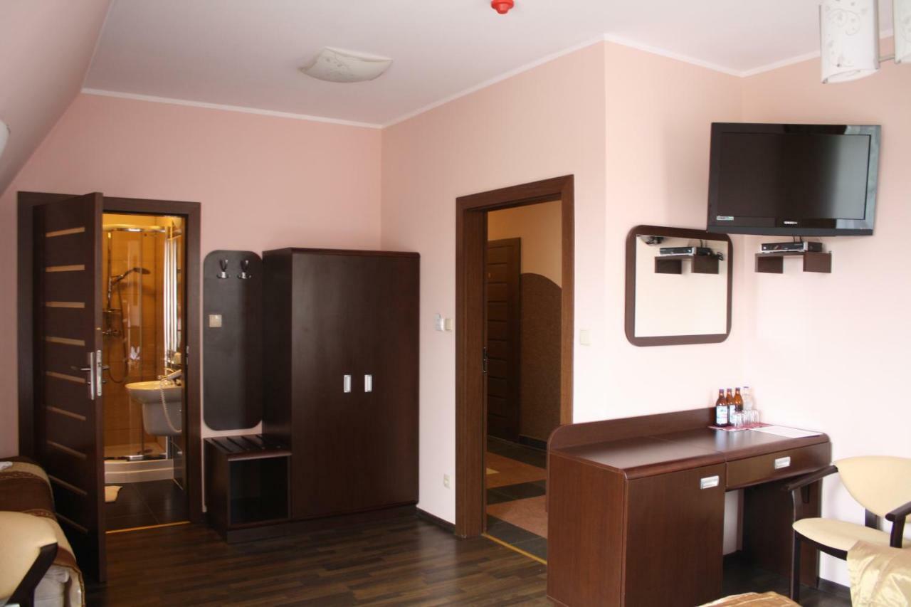 Hotel Pinocy Ledziny Экстерьер фото