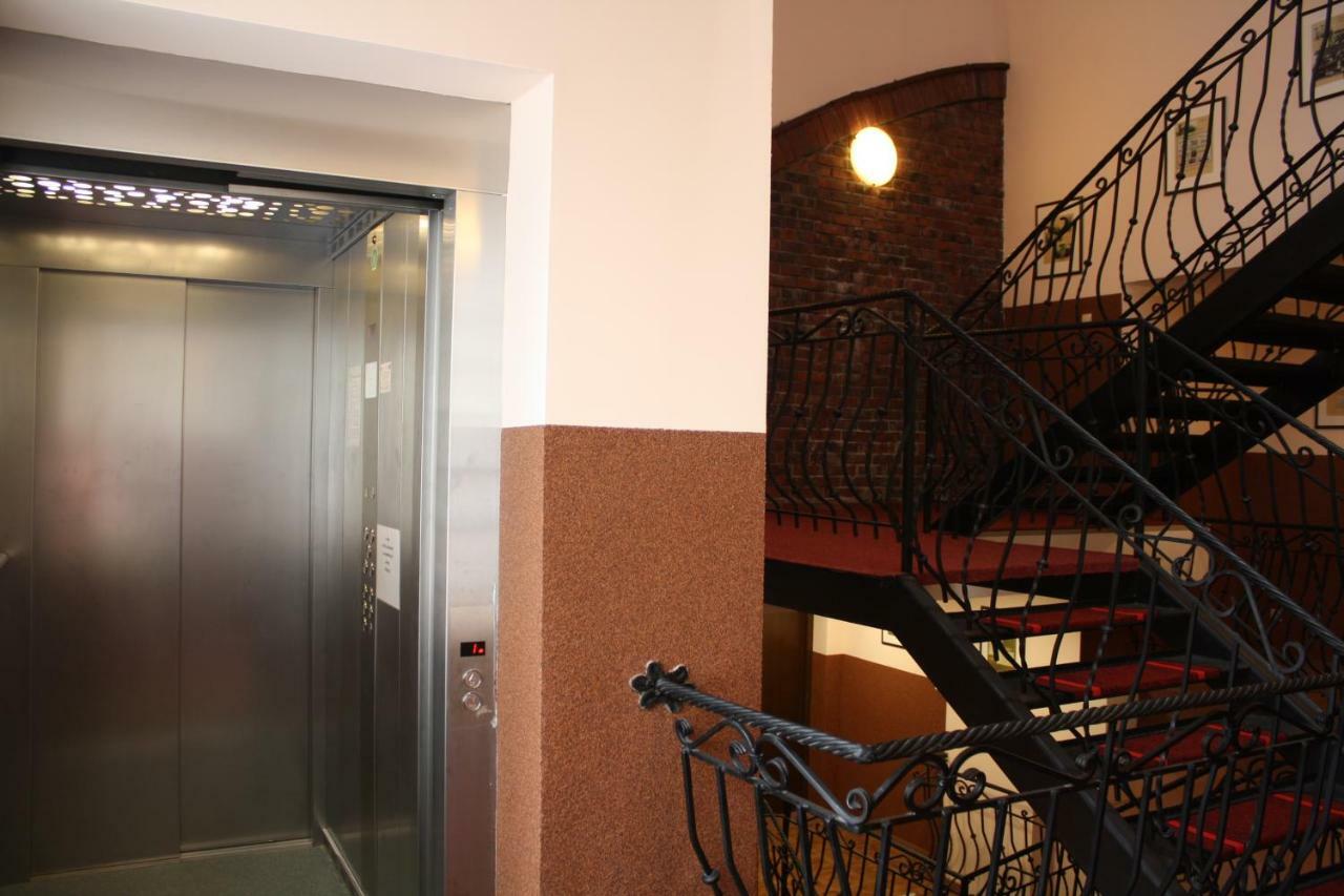 Hotel Pinocy Ledziny Экстерьер фото