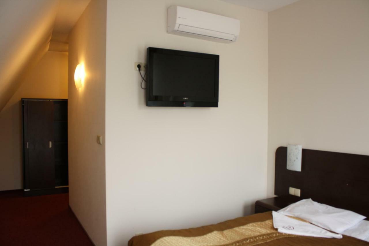 Hotel Pinocy Ledziny Экстерьер фото