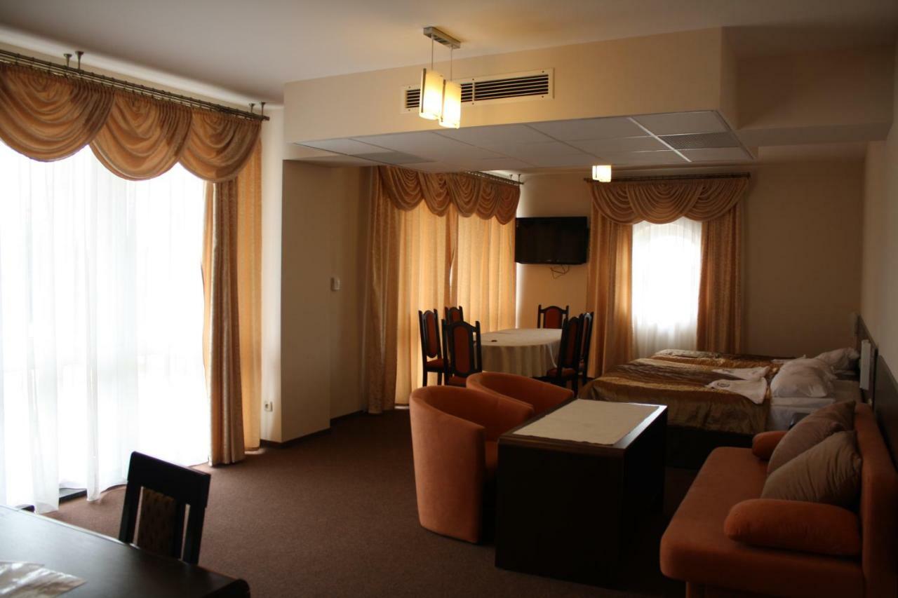Hotel Pinocy Ledziny Экстерьер фото