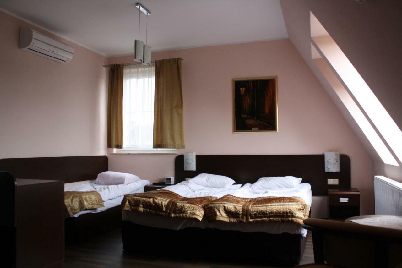 Hotel Pinocy Ledziny Экстерьер фото