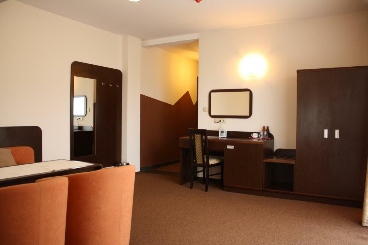 Hotel Pinocy Ledziny Экстерьер фото