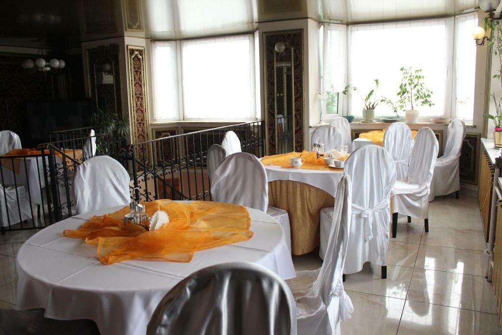 Hotel Pinocy Ledziny Экстерьер фото